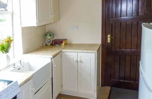 Ballinamore Bridge Cottage | ROOK HILL COTTAGE, pet friendly in Newbridge, County Galway