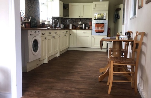 Diss House | Rookery Nook, spacious & pet friendly - wifi, gardens, parking, sleeps 3