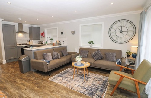 Rookley Cottage | ROOKLEY LAKE COTTAGE, pet friendly, with pool in Godshill