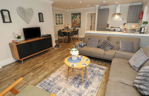 Rookley Cottage | ROOKLEY LAKE COTTAGE, pet friendly, with pool in Godshill