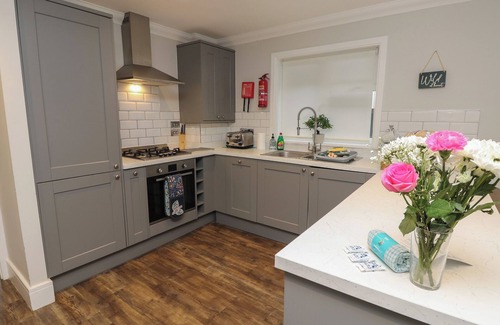 Rookley Cottage | ROOKLEY LAKE COTTAGE, pet friendly, with pool in Godshill