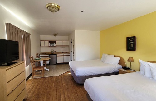 Kernville Cabin | Room 01 (Pet Friendly) Double Queen Studio Kitchenette