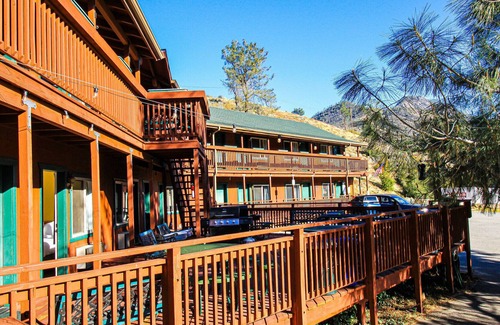 Kernville Cabin | Room 01 (Pet Friendly) Double Queen Studio Kitchenette