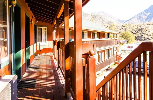 Kernville Cabin | Room 01 (Pet Friendly) Double Queen Studio Kitchenette