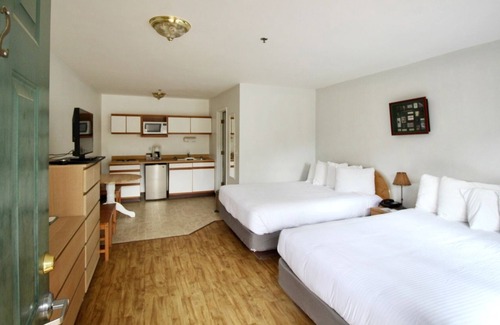 Kernville Cabin | Room 02 (Pet Friendly) Double Queen Studio Kitchenette
