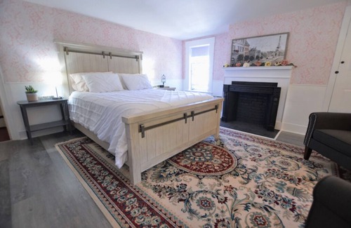 Francestown Apartment | Room 02 - Queen & Twin Room