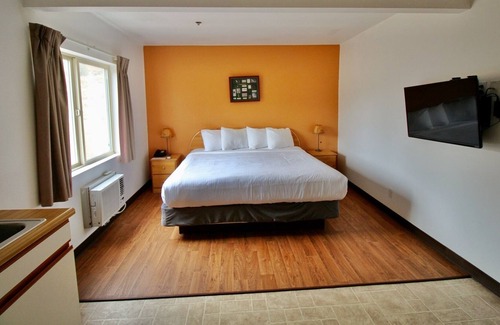 Kernville Cabin | Room 04 (Pet Friendly) King Studio Kitchenette