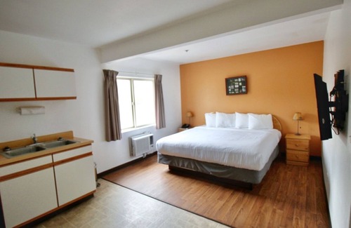 Kernville Cabin | Room 04 (Pet Friendly) King Studio Kitchenette