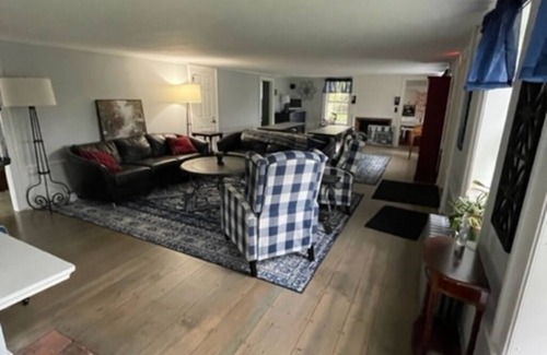 Francestown Apartment | Room 04 - Queen room