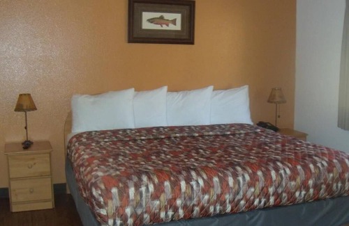 Kernville Cabin | Room 05 (Pet Friendly) King Studio Kitchenette