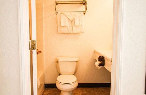 Kernville Cabin | Room 06 Double Queen Studio with Kitchenette