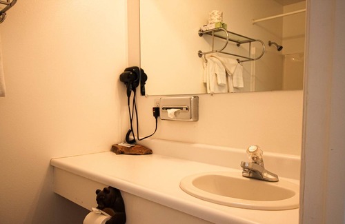 Kernville Cabin | Room 06 Double Queen Studio with Kitchenette