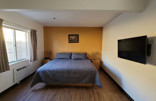 Kernville Cabin | Room 08 Comfort King Room with Kitchenette