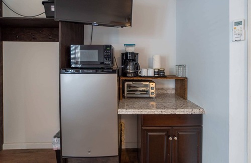 Indian River Apartment | Room 1 at Inland Lakes Motel, Indian River, MI