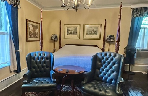 Shelbyville Bed & Breakfast | Room 1 Belmont Inn King on 1st floor In room private bathroom Shelbyville, TN