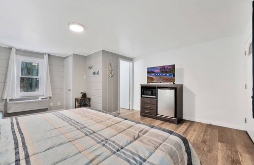 Houghton Lake Hotel | Room #1: Updated King Suite w/small couch