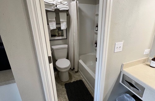 Anchor Point Hotel | Room 10 - Cozy hotel in welcoming Anchor Point