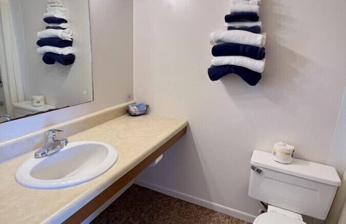 Downs Hotel | Room 101 - Standard Queen - Sleeps 2 - West Lake Grandvue Inn