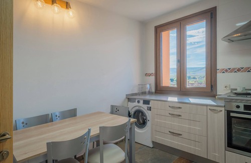 Castrojeriz Apartment | Room '102 Deluxe Acuarela Vistas Montaña' with Shared Garden, Wi-Fi and Air Conditioning