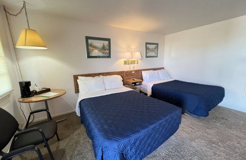 Downs Hotel | Room 104 - Double Full - Sleeps 4 - West Lake Grandvue Inn