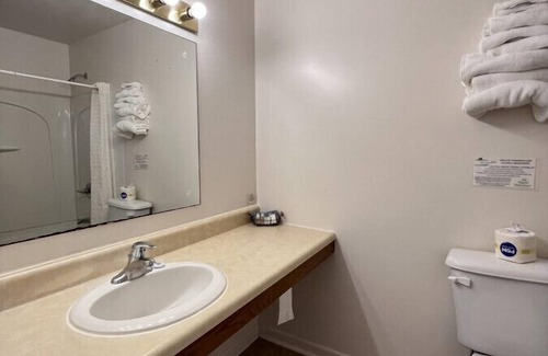 Downs Hotel | Room 108 - Standard Queen - Sleeps 2 - West Lake Grandvue Inn