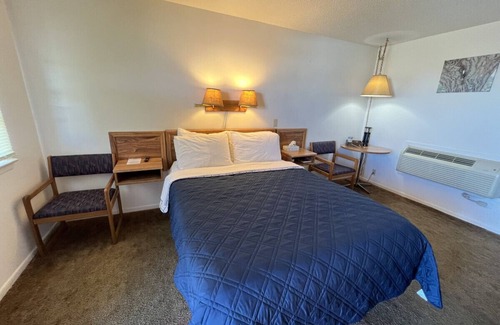 Downs Hotel | Room 108 - Standard Queen - Sleeps 2 - West Lake Grandvue Inn