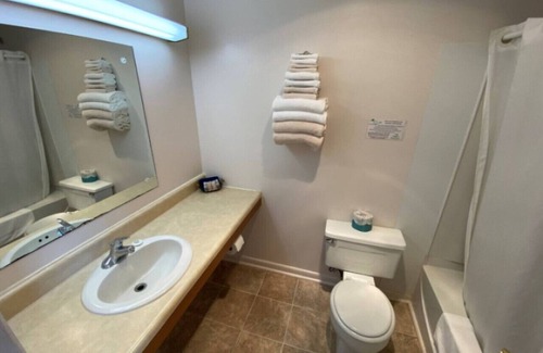 Downs Hotel | Room 108 - Standard Queen - Sleeps 2 - West Lake Grandvue Inn