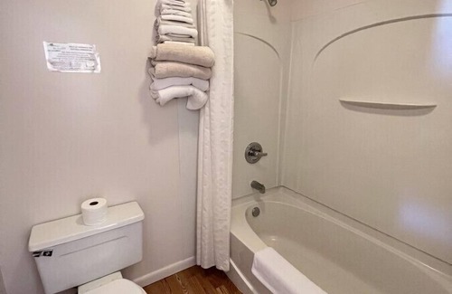 Downs Hotel | Room 109 - Standard Queen - Sleeps 2 - West Lake Grandvue Inn