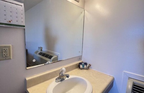 Downs Hotel | Room 109 - Standard Queen - Sleeps 2 - West Lake Grandvue Inn