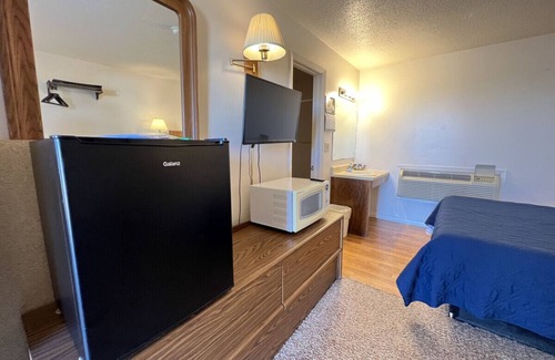 Downs Hotel | Room 110 - Standard Queen - Sleeps 2 - West Lake Grandvue Inn