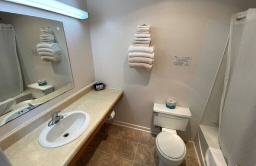Downs Hotel | Room 112 - Double Full - Sleeps 4 - West Lake Grandvue Inn