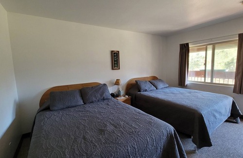Kernville Cabin | Room 14 Double Queen Studio with Kitchenette