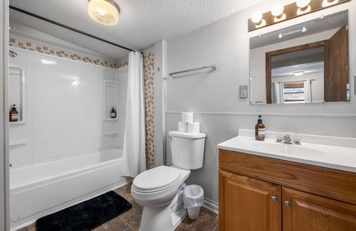 Deadwood Hotel | Room 16 – Classic Comfort