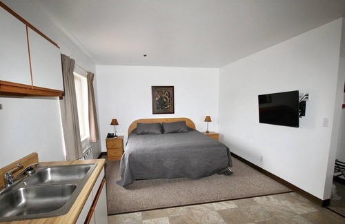Kernville Cabin | Room 16 Comfort King Room with Kitchenette
