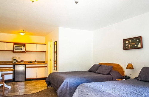 Kernville Cabin | Room 18 Double Queen Studio with Kitchenette