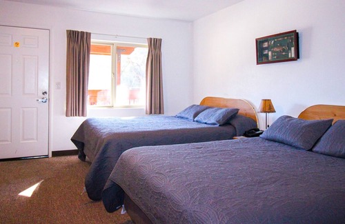 Kernville Cabin | Room 19 Double Queen Studio with Kitchenette