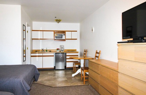 Kernville Cabin | Room 19 Double Queen Studio with Kitchenette