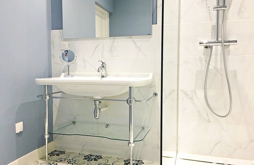 Jarze Bed & Breakfast | Room 2 Twin bedroom en suite