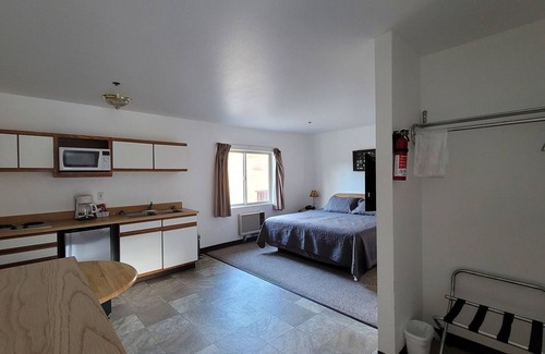 Kernville Cabin | Room 20 Comfort King Room with Kitchenette