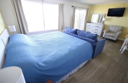 Topsail Beach Hotel | Room #207 Efficiency King w/Kitchen Dog NO