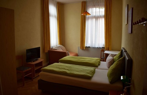 Munderkingen Apartment | Room 23 with shower and toilet