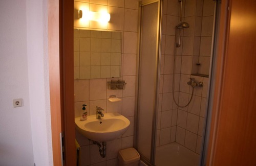 Munderkingen Apartment | Room 23 with shower and toilet