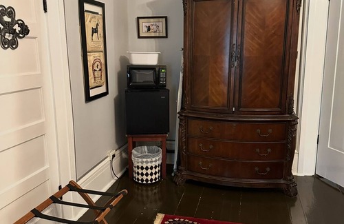 Shelbyville Bed & Breakfast | Room 3 Belmont Inn 1852 Historic Evans House King in room private Bath 2nd Floor
