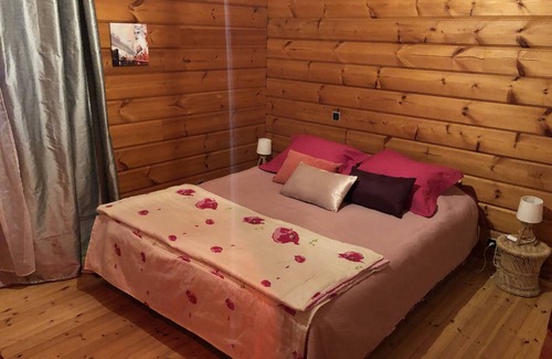 Valpaja House | Room 3 violet 2 adults