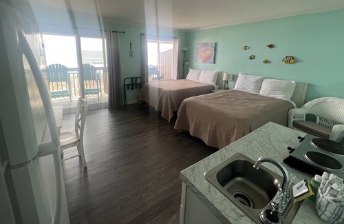 Topsail Beach House | Room #304 Mini Efficiency 2 Double Beds Pets Yes