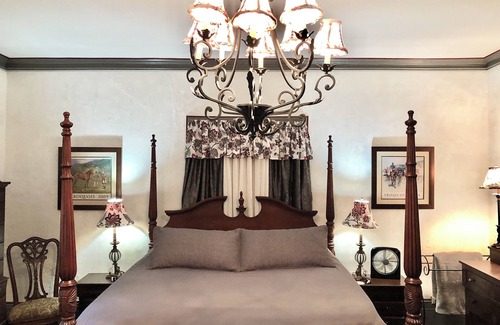 Shelbyville Bed & Breakfast | Room 4 King Belmont Inn. In room private bathroom 2nd floor Shelbyville, TN