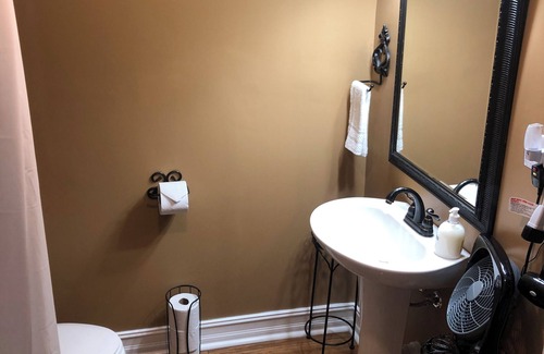 Shelbyville Bed & Breakfast | Room 4 King Belmont Inn. In room private bathroom 2nd floor Shelbyville, TN