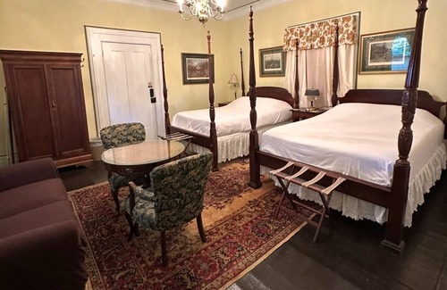 Shelbyville Bed & Breakfast | Room 5 Belmont Inn 2 Queen beds private bathroom across the hall Shelbyville, TN