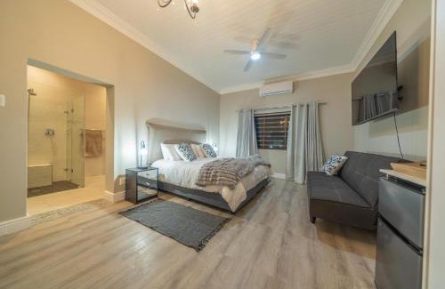 Simondium House | Room 5 - LEO Sky Guest House