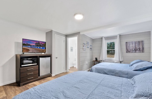 Houghton Lake Hotel | Room #5: Updated Suite w/2 Queen Beds